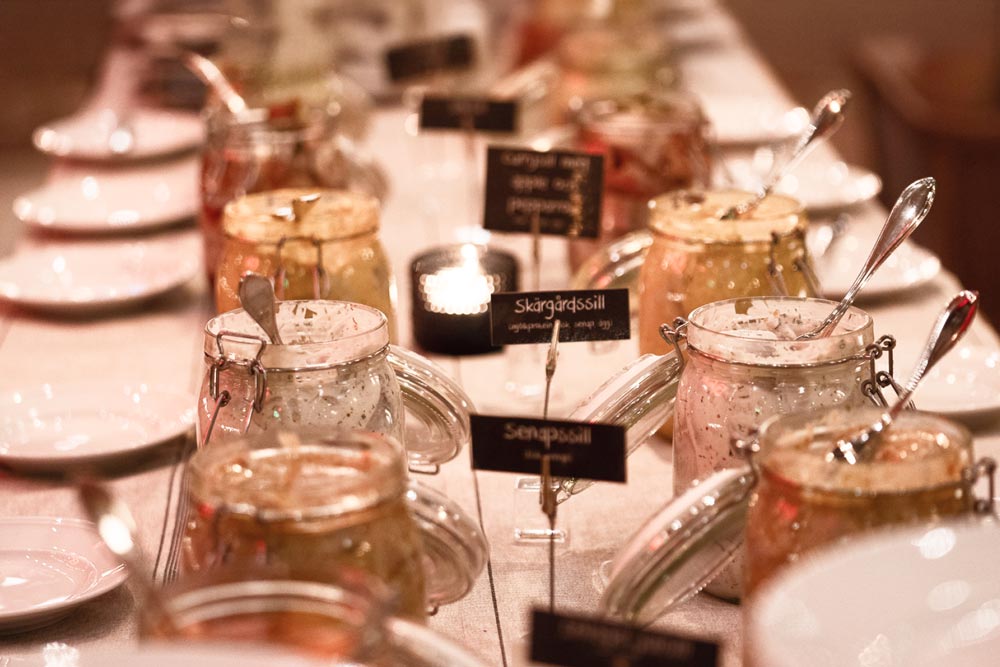 Olika typer av sil och såser uppdukat på ett bord