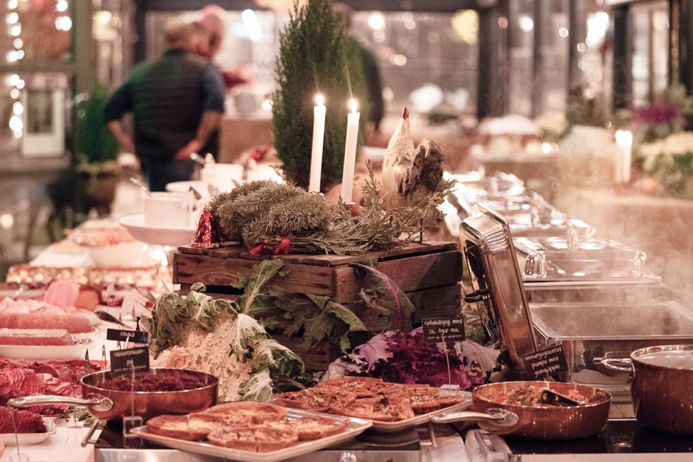 Julmat uppdukat på ett bord tillsammans med juldekorationer