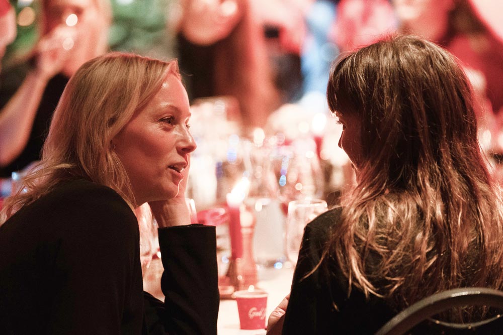 Två personer som pratar med varandra vid julbordet