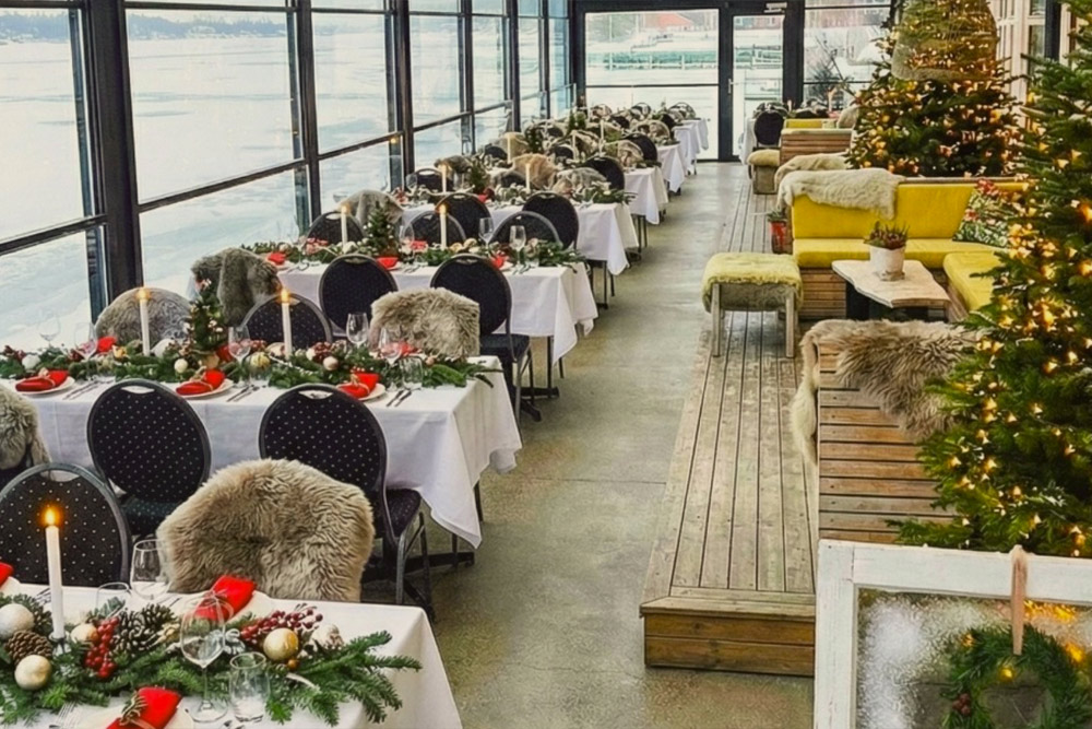 Uppdukade bord inför julbordet