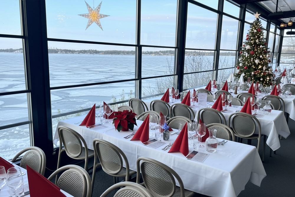 Uppdukade bord inför julbordet