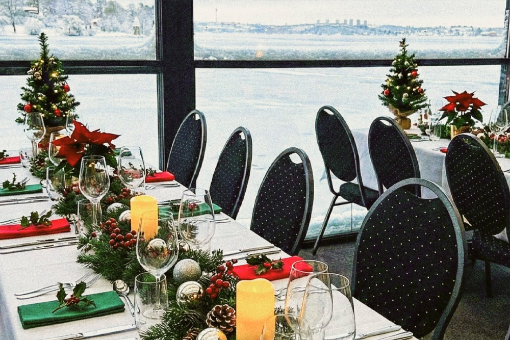 Uppdukade bord inför julbordet