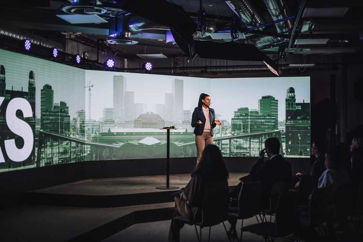 Stolar uppradade i en konferenssal