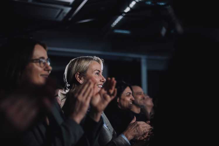 Stolar uppradade i en konferenssal