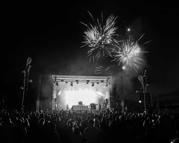 Fire festival med konsert och fyrverkeri
