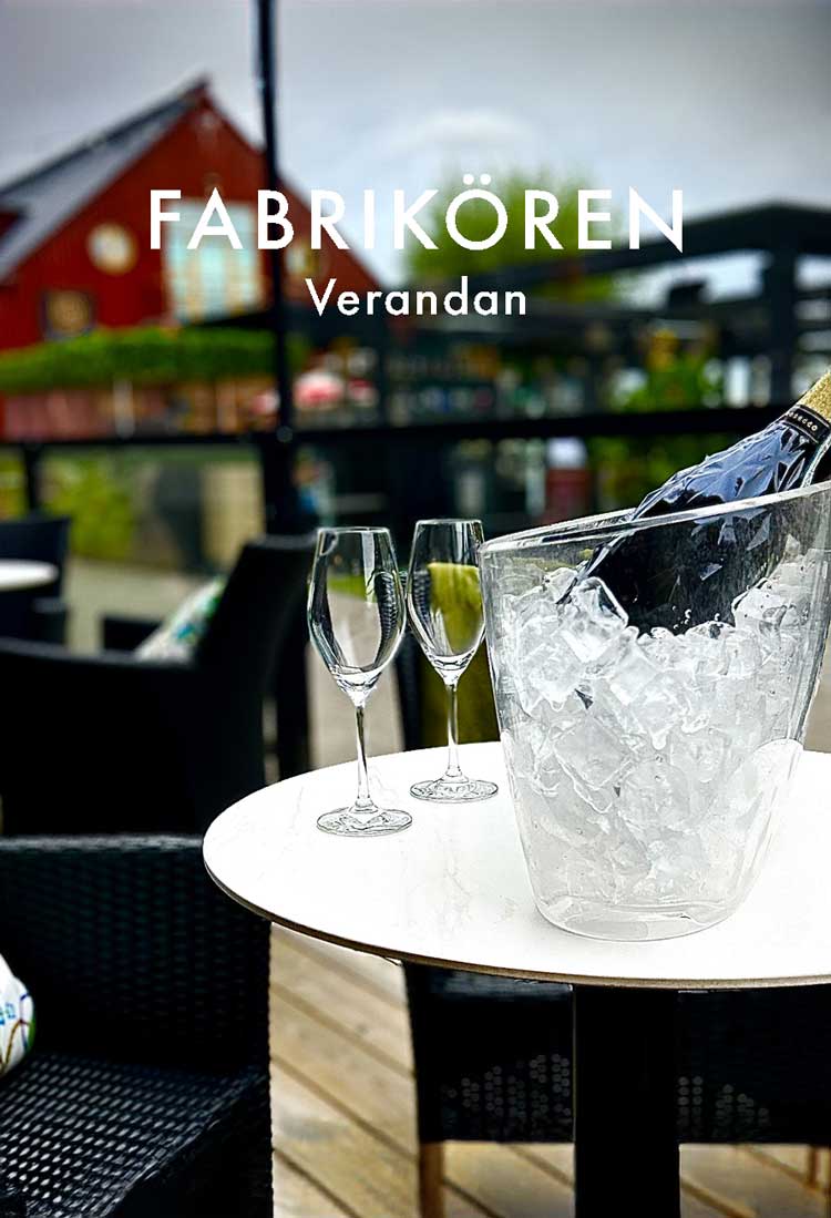 Champagneflaska i ishink och två glas