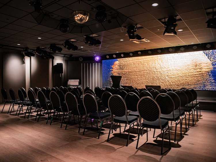 Konferenssal full med stolar