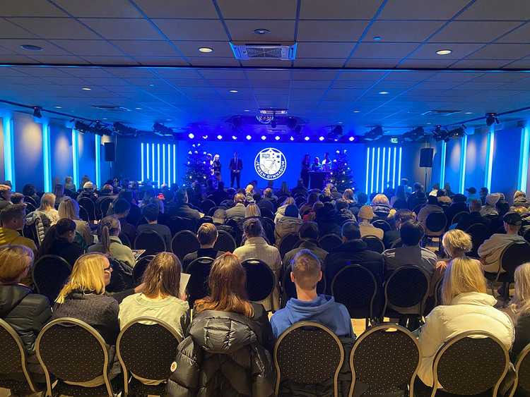 En skolavslutning fullt med elever