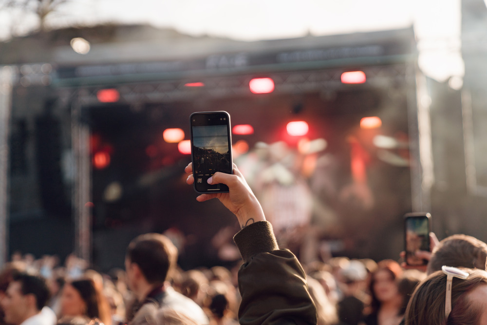 En mobil som filmar en konsert